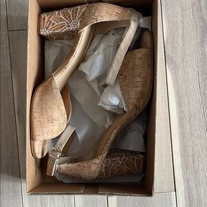 Chic Tan Block Heel Sandals